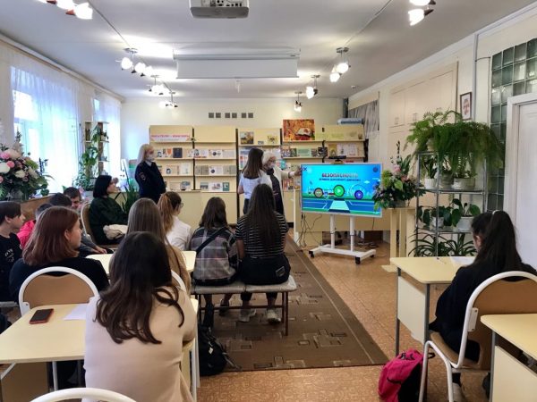 Сотрудники Госавтоинспекции Дзержинска встретились с юными инспекторами