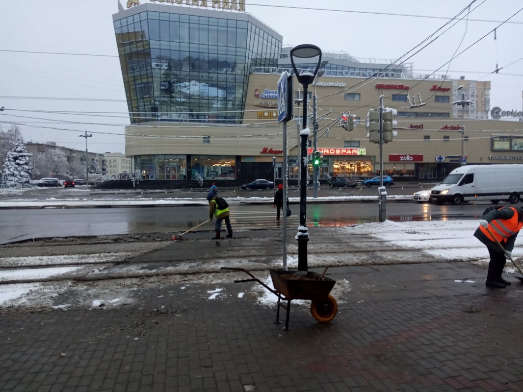 На пешеходных зонах и остановках общественного транспорта идет уборка снега в Сормове
