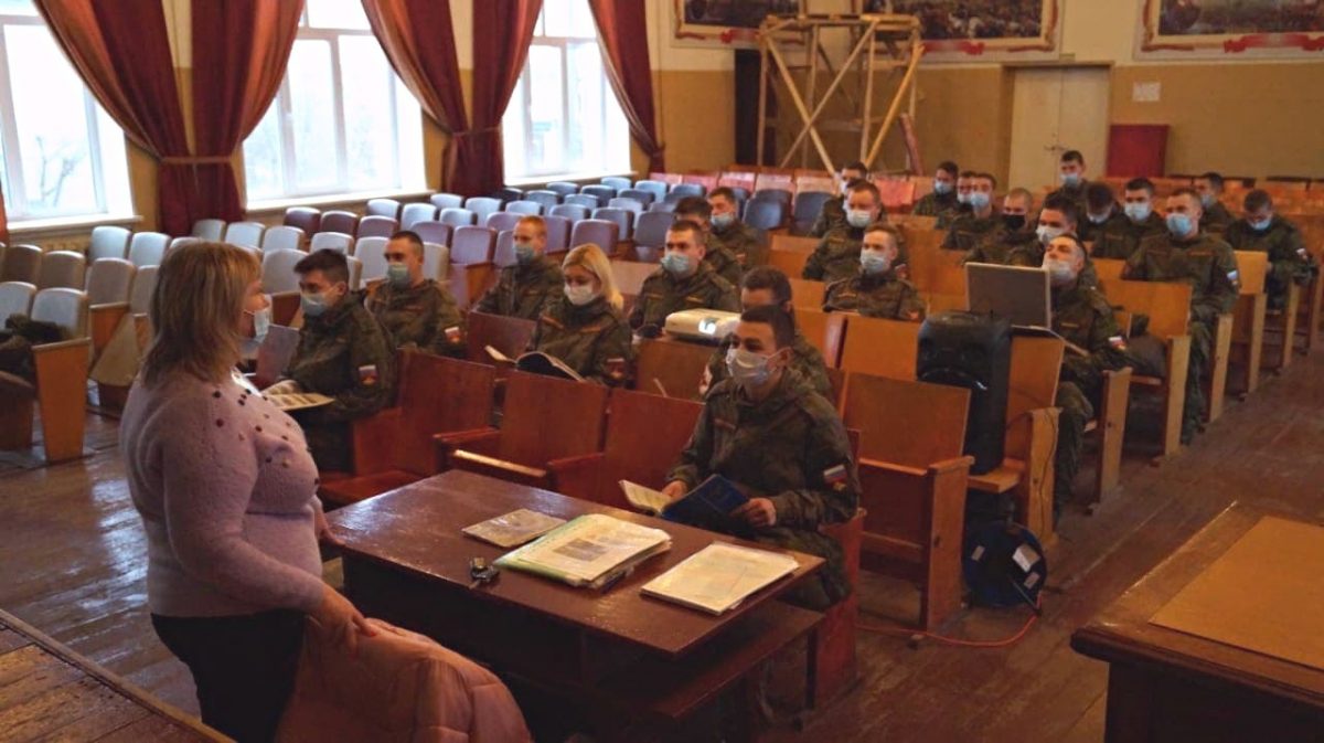 Солдаты воинской части в Дзержинске учатся на права