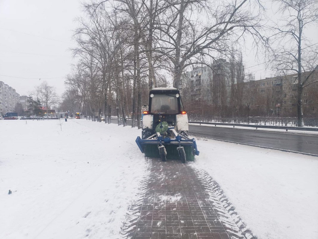 Техника чистит от снега дороги в Сормовском районе