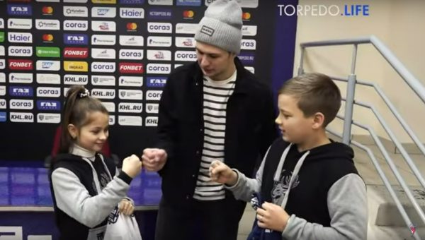 Форвард ХК «Торпедо» отблагодарил юных фанатов за нарисованный ими портрет