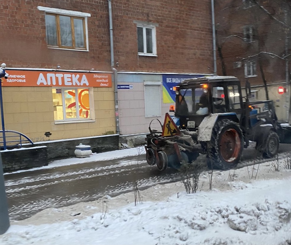 Дорожники очищают от снега Советский район