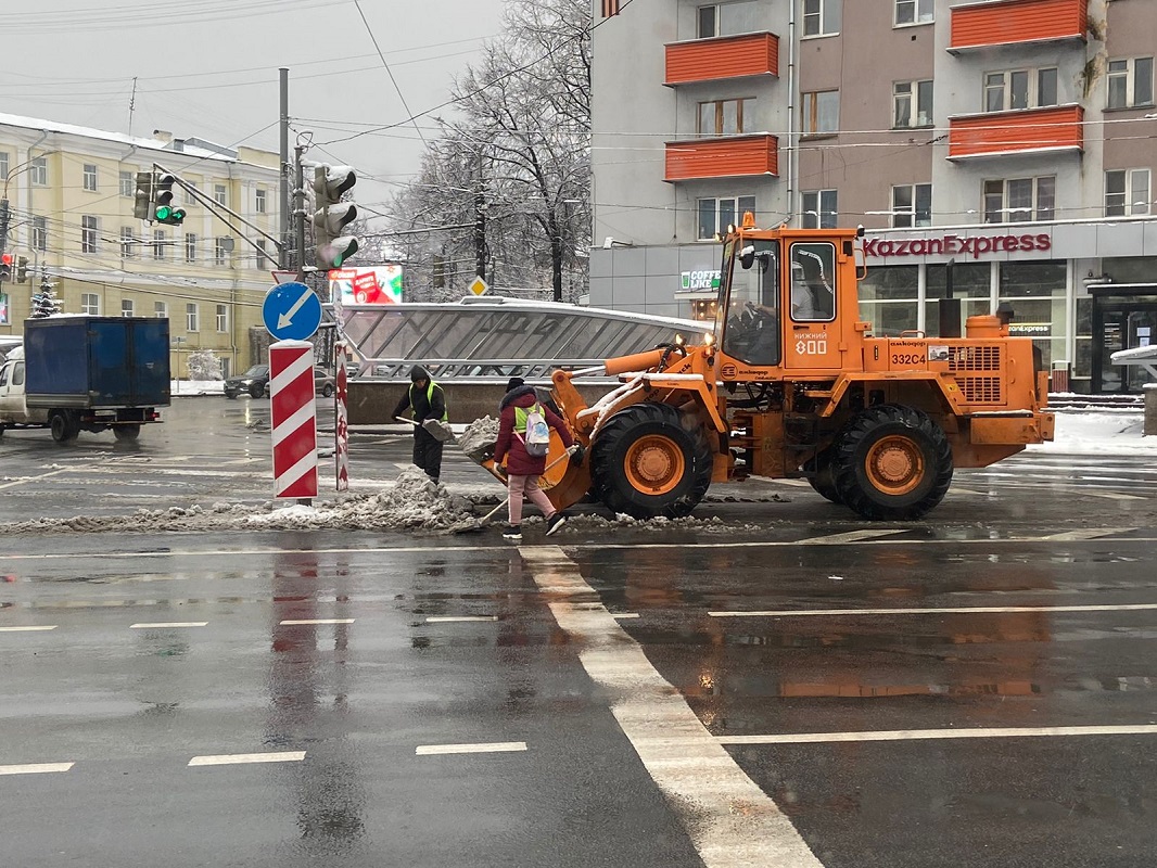 395 единиц техники и 844 дорожных рабочих было задействовано в уборке снега в Нижнем Новгороде за минувшие сутки