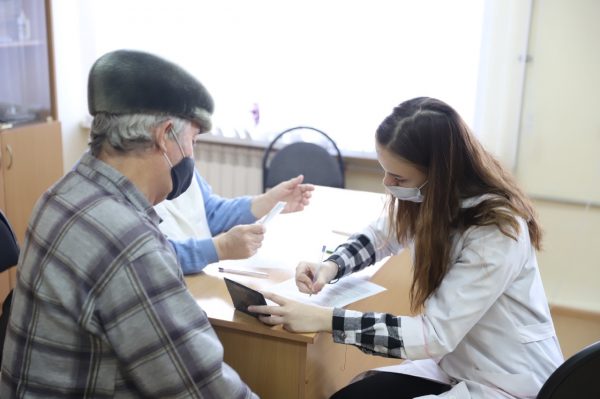 Главврач больницы Дзержинска рассказал, почему особенно важно вакцинировать пожилых