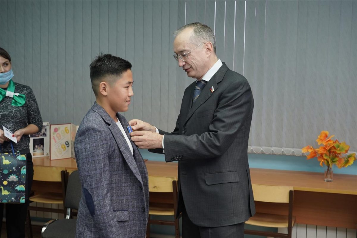 Самарского школьника наградили медалью «За проявленное мужество»