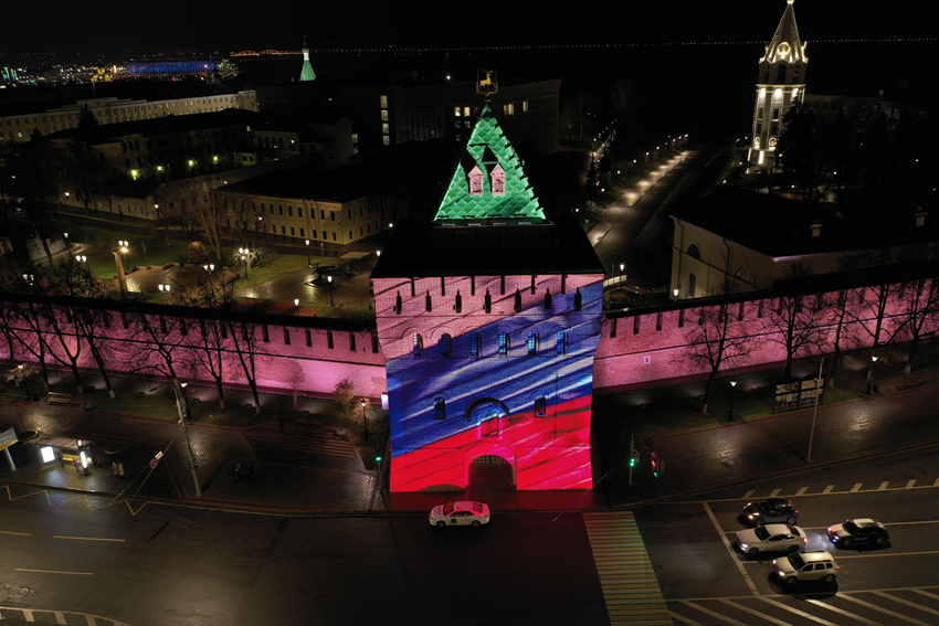 Праздник света и цвета: смотрим фото красочной инсталляции на Нижегородском кремле