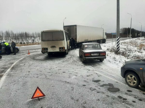 Пассажирка пострадала при столкновении маршрутки и грузовика в Чкаловском районе