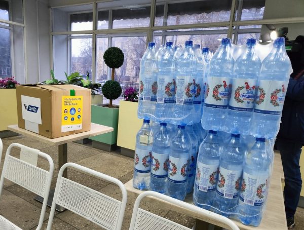 300 литров воды и 2 тысячи масок передали волонтеры врачам ковид-госпиталя