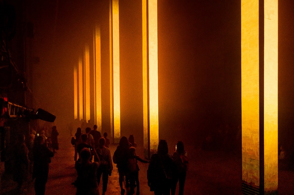 Композиция арт-проекта состоит из семи 10-метровых LED-колонн
