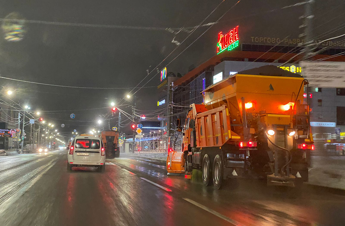 121 единица спецтехники и 180 дорожных рабочих: как убирали Нижний Новгород от снега ночью