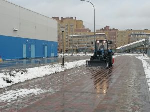 Дороги, тротуары, остановки и лестничные спуски обрабатывают противогололедными материалами в Канавинском районе.
