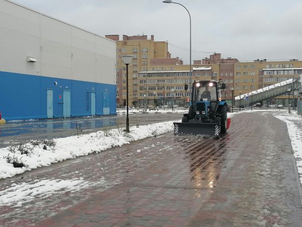 Дороги, тротуары, остановки и лестничные спуски обрабатывают противогололедными материалами в Канавинском районе.