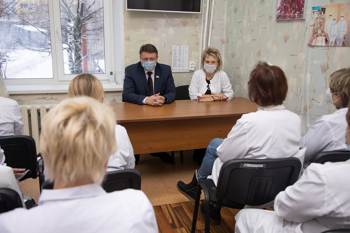 Председатель городской Думы Нижнего Новгорода Олег Лавричев встретился с коллективом инфекционной клинической больницы №2 областного центра