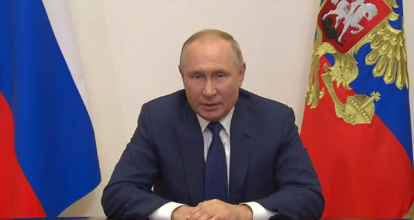 Владимир Путин поддержал идею об исполнении гимна и поднятия флага в школах
