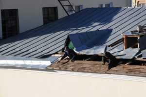 Из-за ремонта крыши в доме на Верхневолжской набережной затопило квартиры