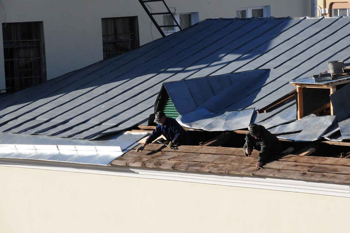 Из-за ремонта крыши в доме на Верхневолжской набережной затопило квартиры