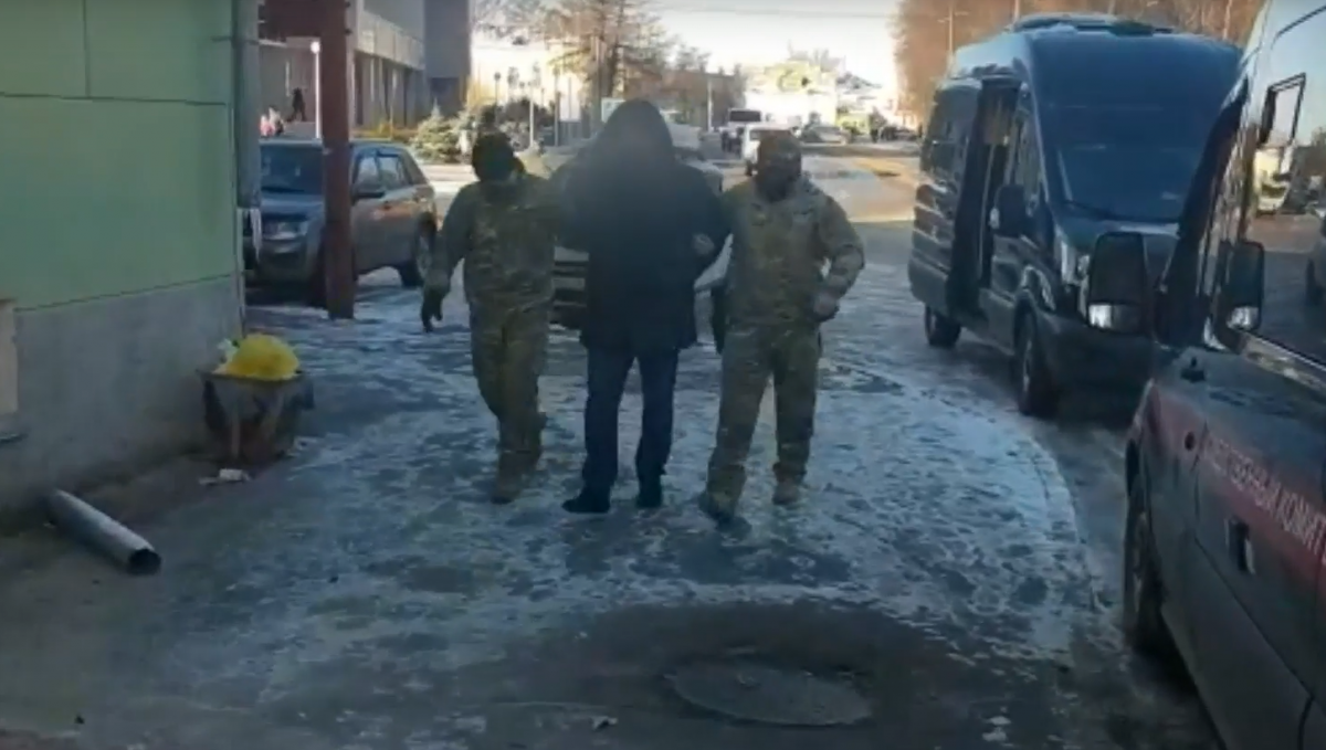 Опубликовано видео задержания руководителей организации в Балахнинском районе за незаконное складирование опасных отходов