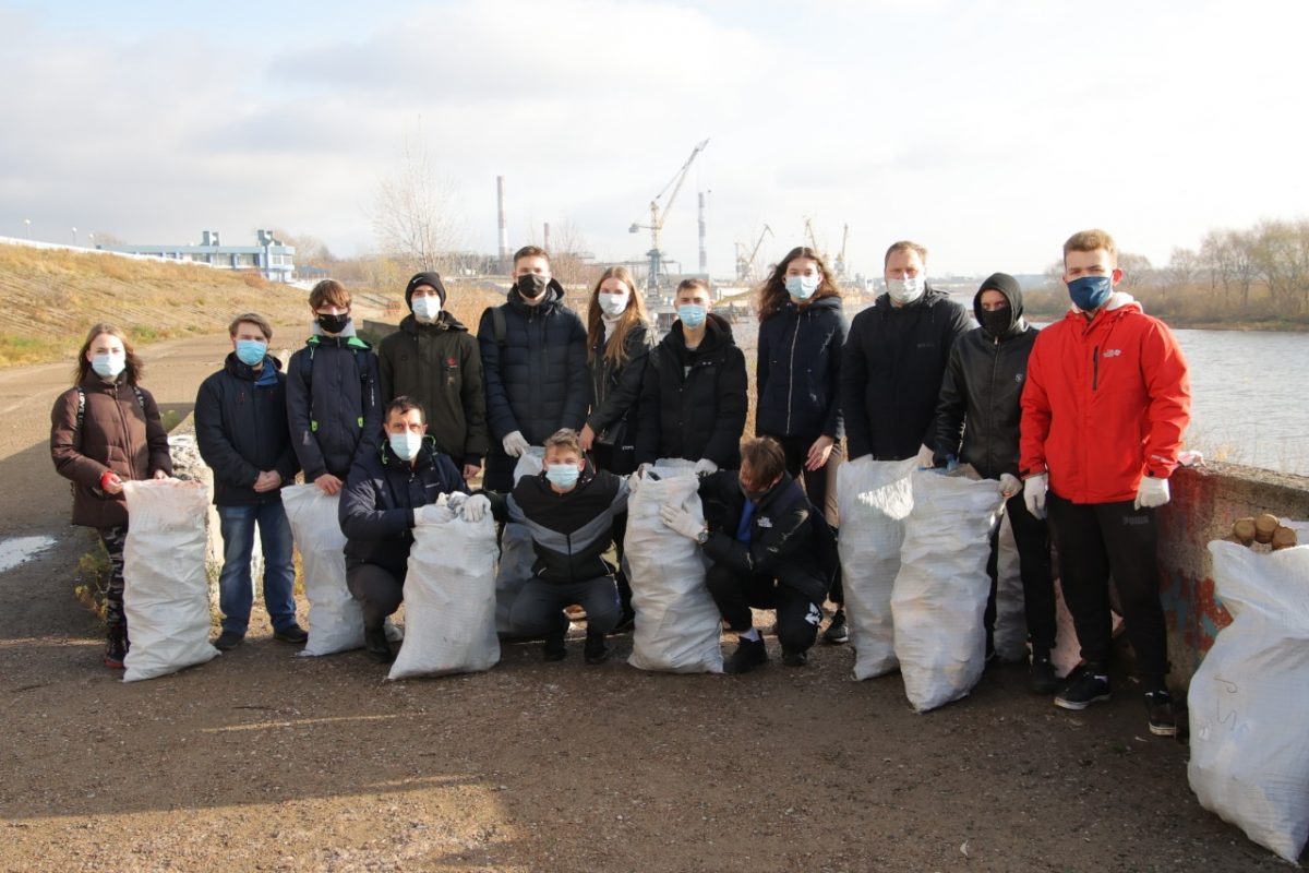 Более 100 дзержинцев приняли участие в уборке нижней части Окской набережной