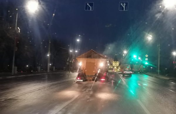 В связи с похолоданием песко-соляной смесью начали посыпать мосты и съезды в Нижнем Новгороде