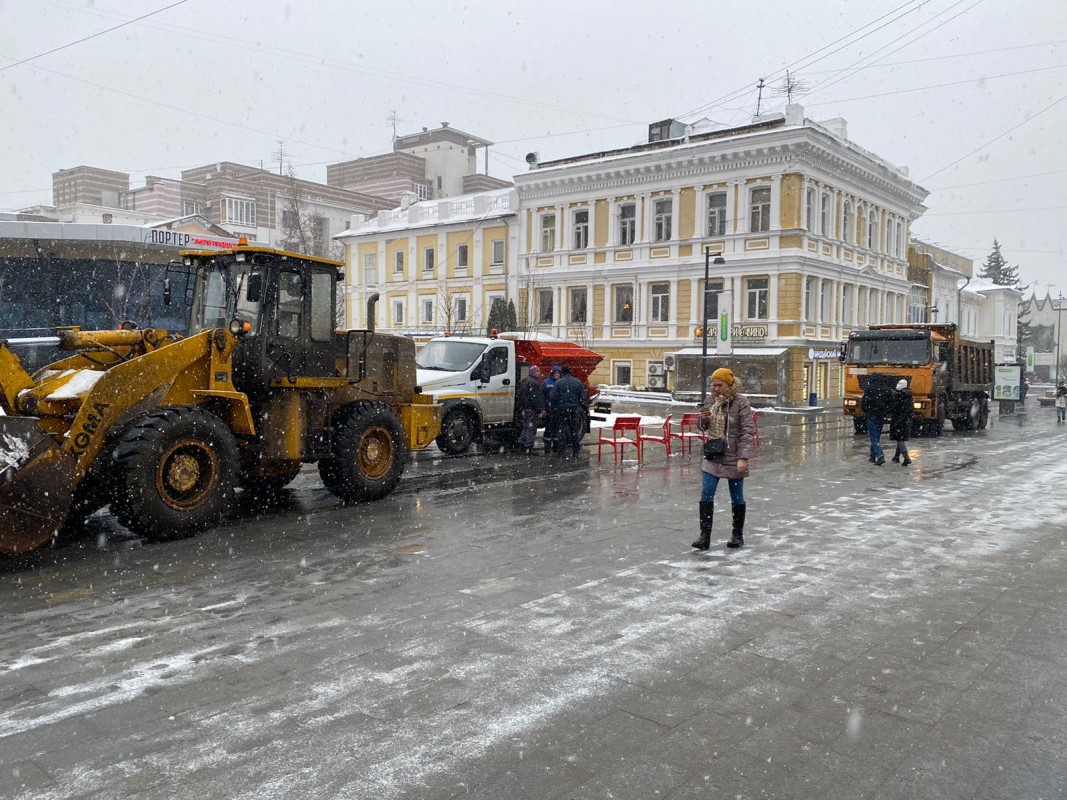 Нижний Новгород борется с последствиями снегопада