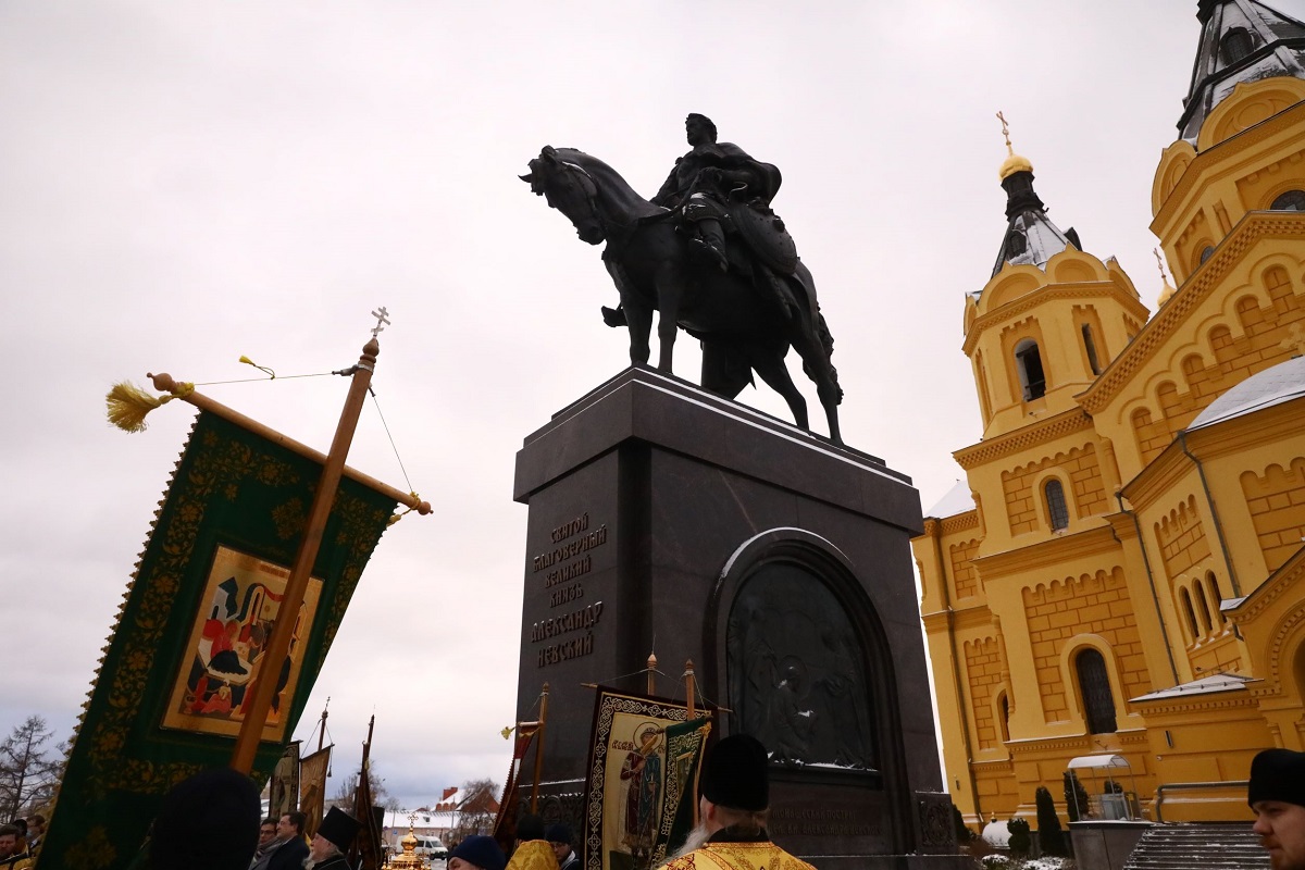 Памятник Александру Невскому освятили в Нижнем Новгороде