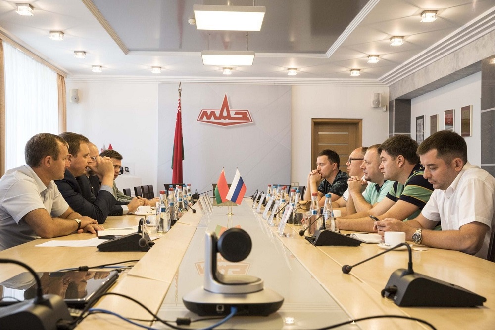 В преддверии начала поставок транспортных средств марки МАЗ, в сентябре 2021 года была проведена трёхсторонняя встреча в г. Минске на заводе ОАО «МАЗ»