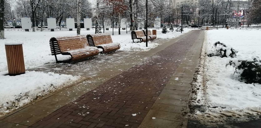 Подрядные организации чистят снег на территориях общественных пространств, благоустроенных по нацпроекту «Жилье и городская среда» на Автозаводе