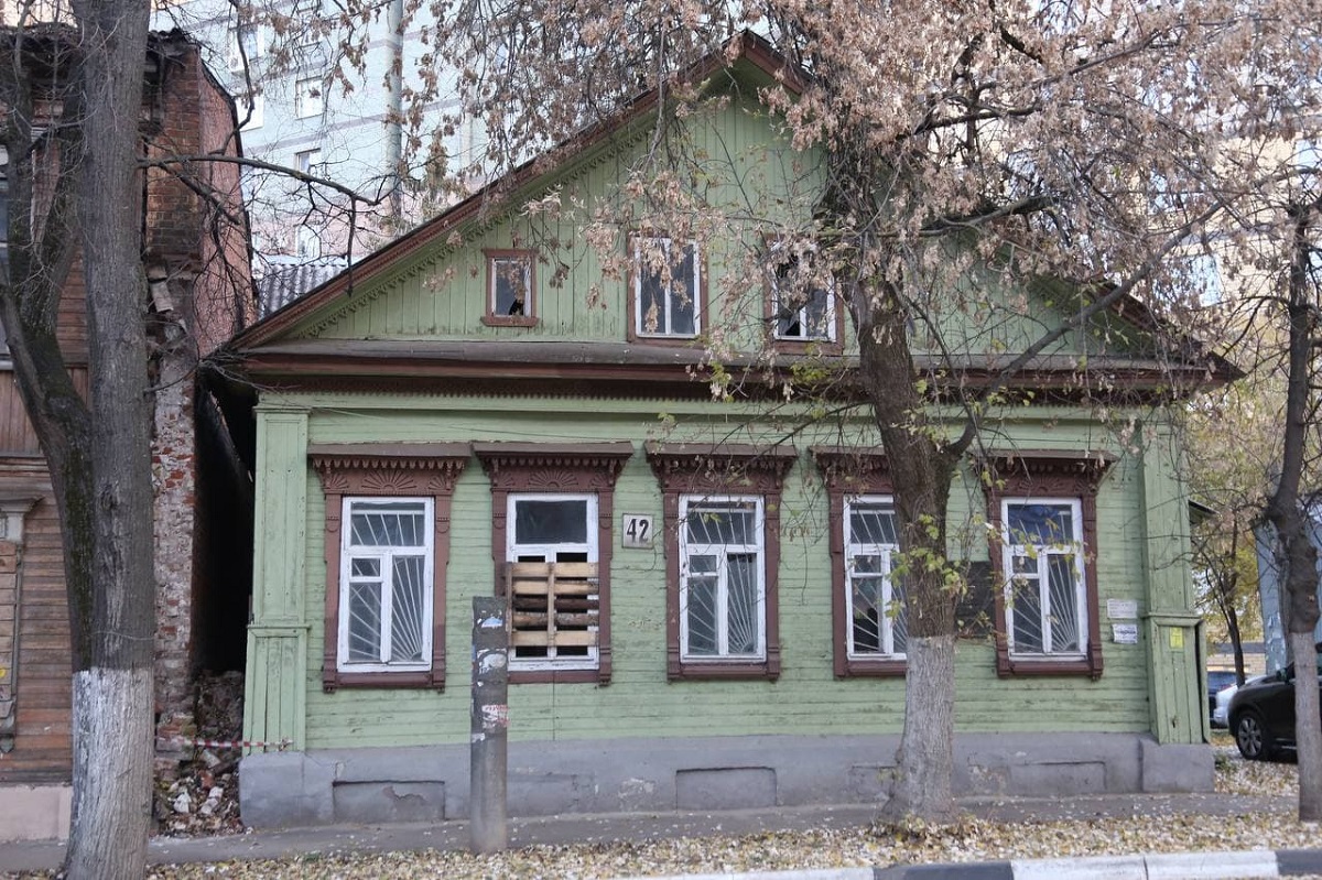 Цель акции - защитить уникальные дома, такие как этот дом на улице Славянской, от вандализма и разрушения и поджогов,