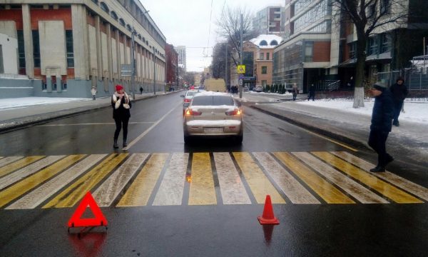 Женщина с двумя детьми попала под машину в центре Нижнего Новгорода