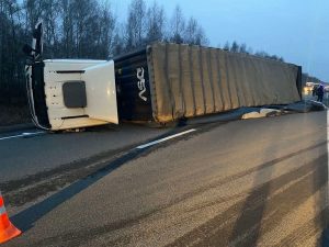 Реверсное движение организовали на трассе М‑7 из-за ДТП с двумя грузовиками и легковушкой под Лысковом