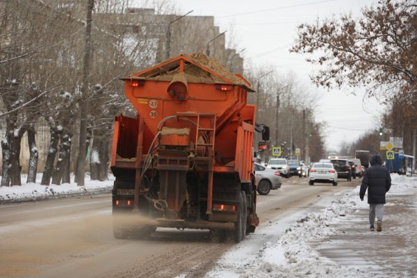 Перед прогнозируемым сильным снегопадом спецтехника начала обрабатывать улицы Нижнего Новгорода противогололедными материалами