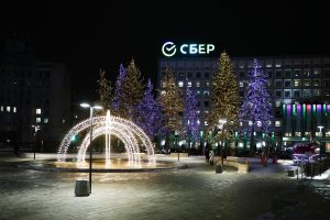 Фото дня: новогодняя иллюминация появилась около концертного зала «Юпитер»