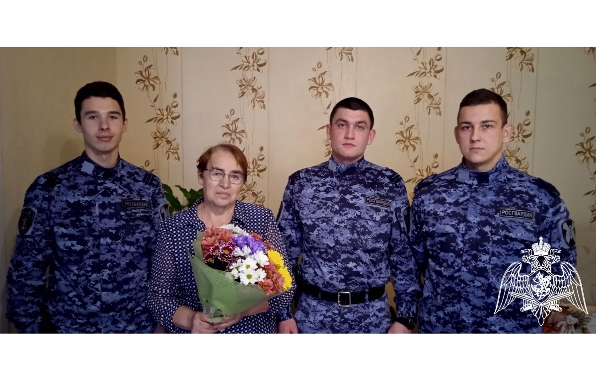 Нижегородские Росгвардейцы поздравили маму погибшего коллеги с Днем матери