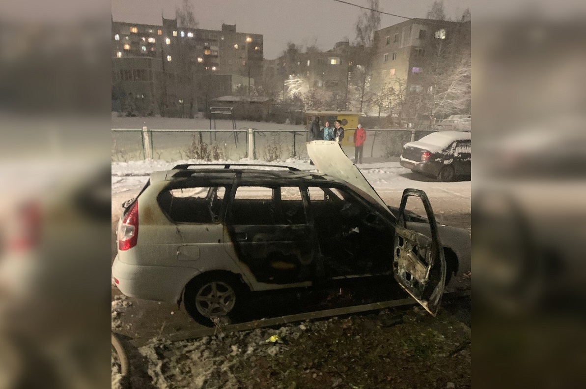 Горящий автомобиль потушили в Сормово