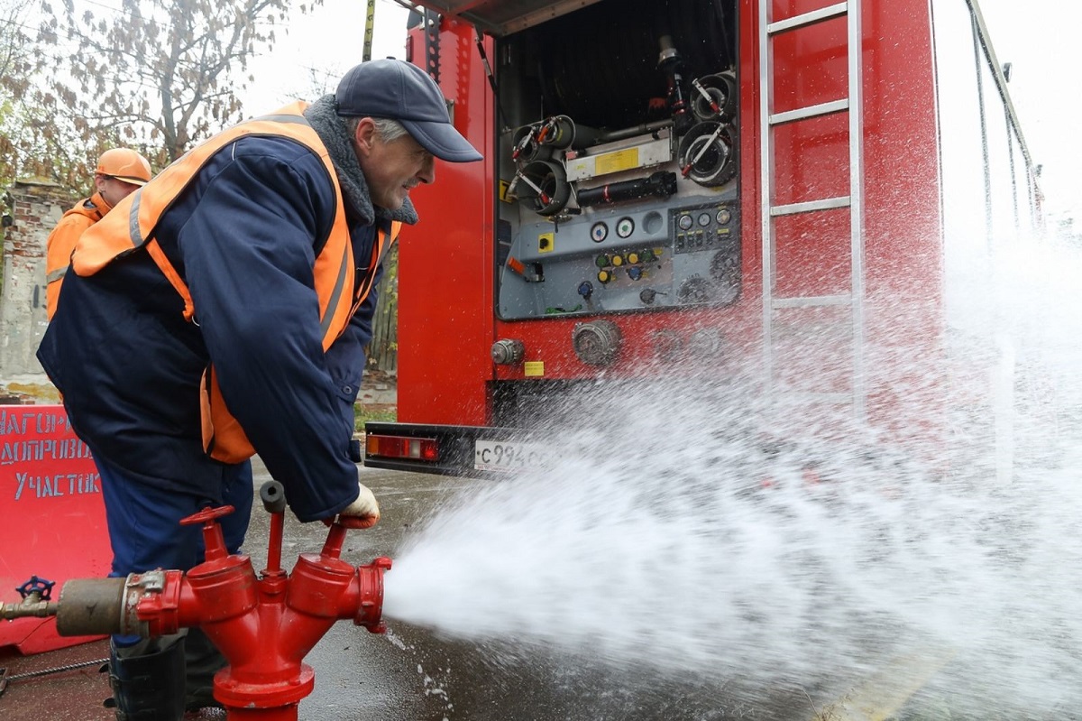 Масштабная проверка пожарных гидрантов проводят Нижегородский водоканал и МЧС