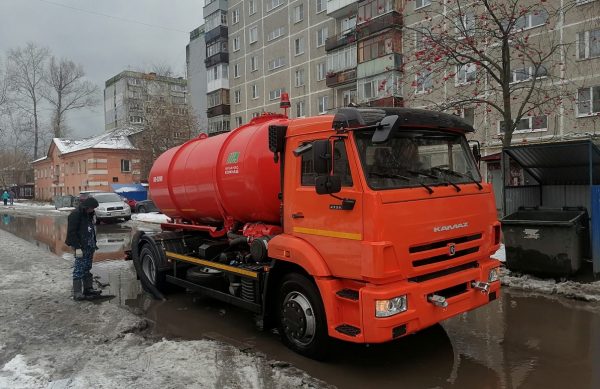 В Нижнем Новгороде тротуары, лестницы и пешеходные переходы обрабатывают противогололедными материалами