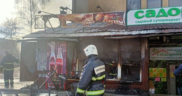 В Лыскове 25 человек эвакуировали из «Пятерочки» из-за пожара в соседнем киоске с шаурмой