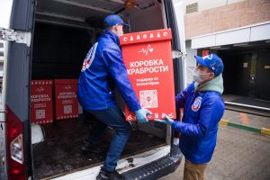 Волонтеры передали детям, проходящим лечение в больницах, «коробки храбрости» с игрушками