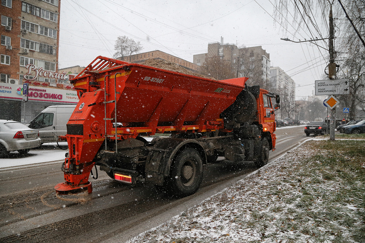 В преддверии снегопада дороги Нижнего Новгорода заблаговременно обработали противогололедными материалами