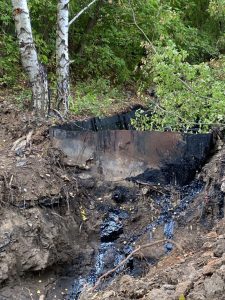 Казаковское предприятие художественных изделий оштрафовали на 400 тысяч рублей за загрязнение почвы нефтью