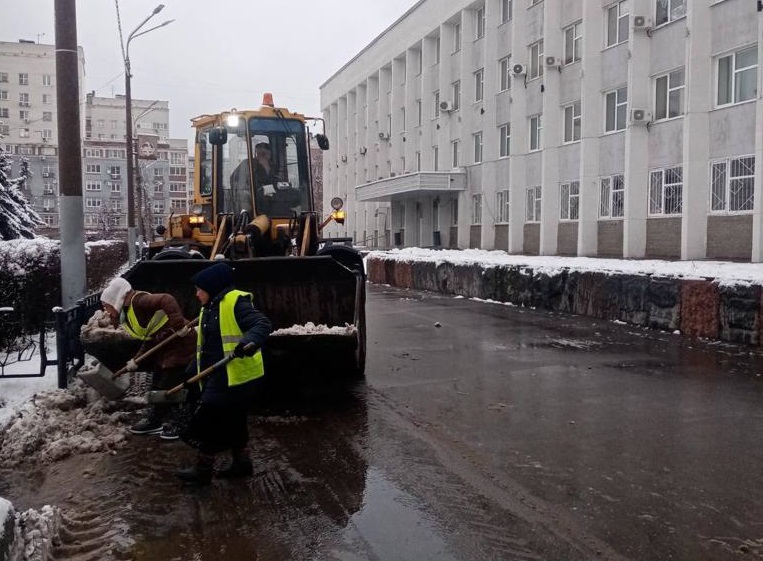 31 единица техники и 53 дорожных рабочих задействованы на дорогах Московского района