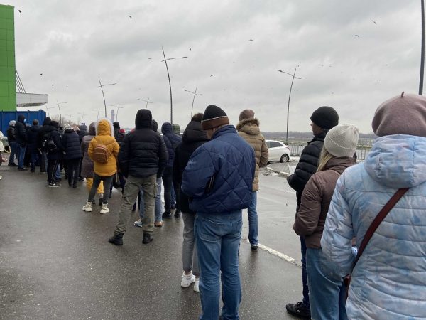 Большая очередь выстроилась около пункта вакцинации от COVID-19 в ТРЦ «Седьмое небо»