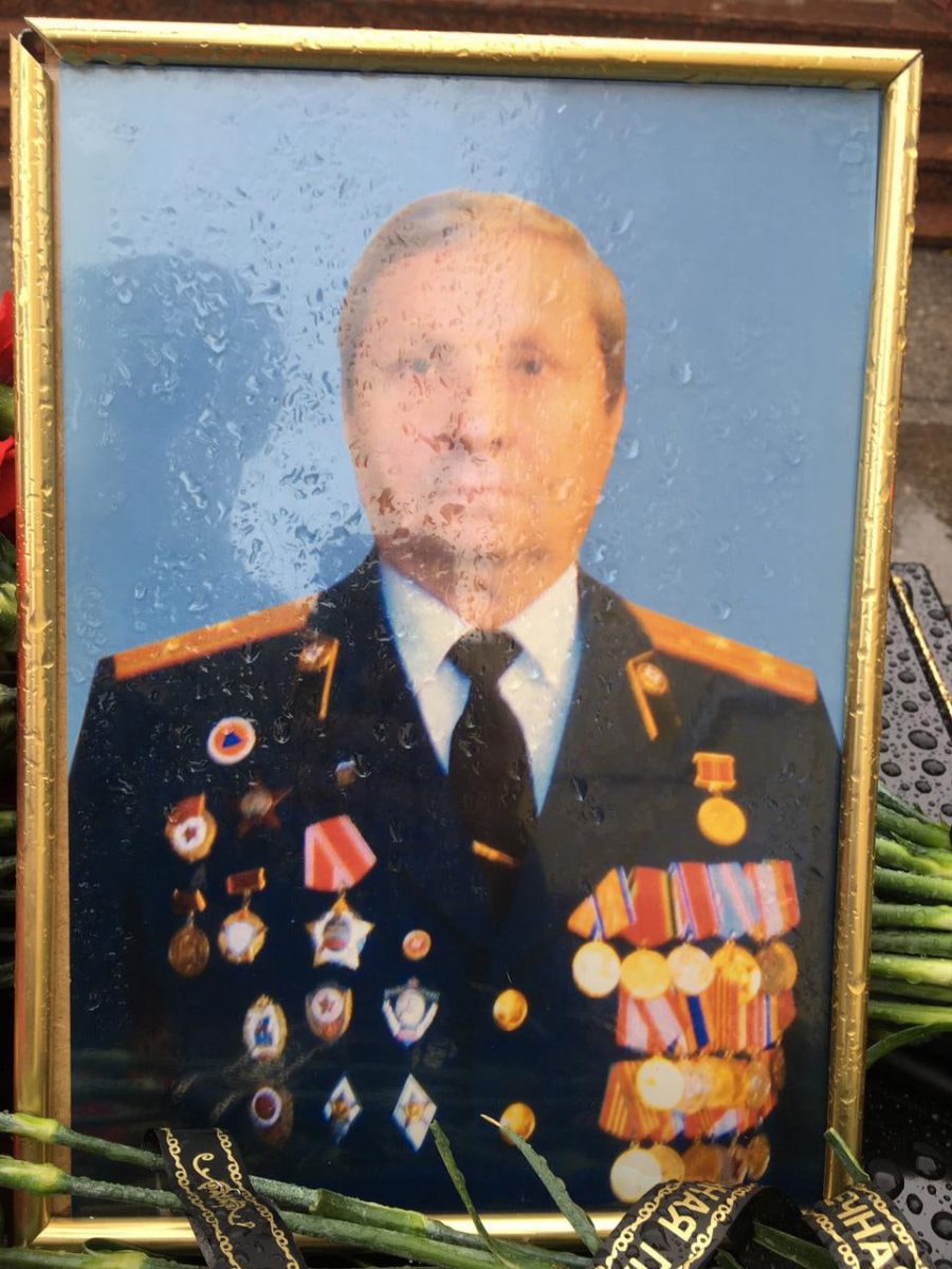 В 1995 году Табаков был уволен в запас