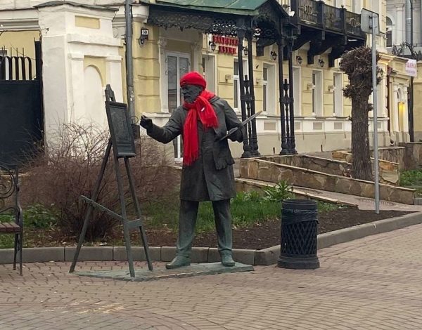 Нижегородцы утеплили скульптуру «Художник» на улице Рождественской