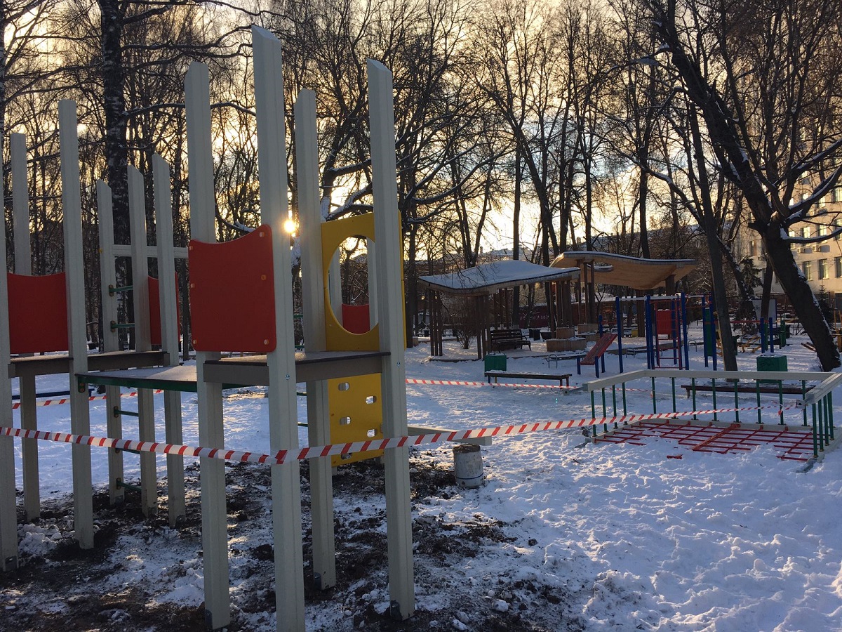 Игровую площадку начали устанавливать в детском парке имени Свердлова в Нижнем Новгороде