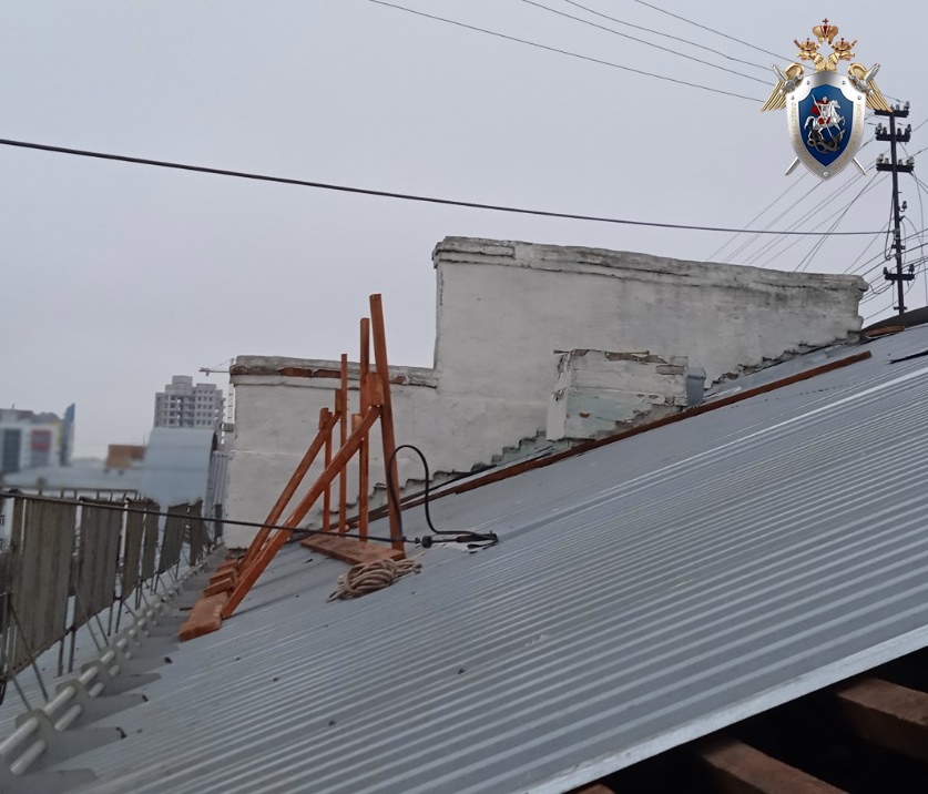 Рабочий упал с крыши во время замены кровли на доме по площади Максима Горького
