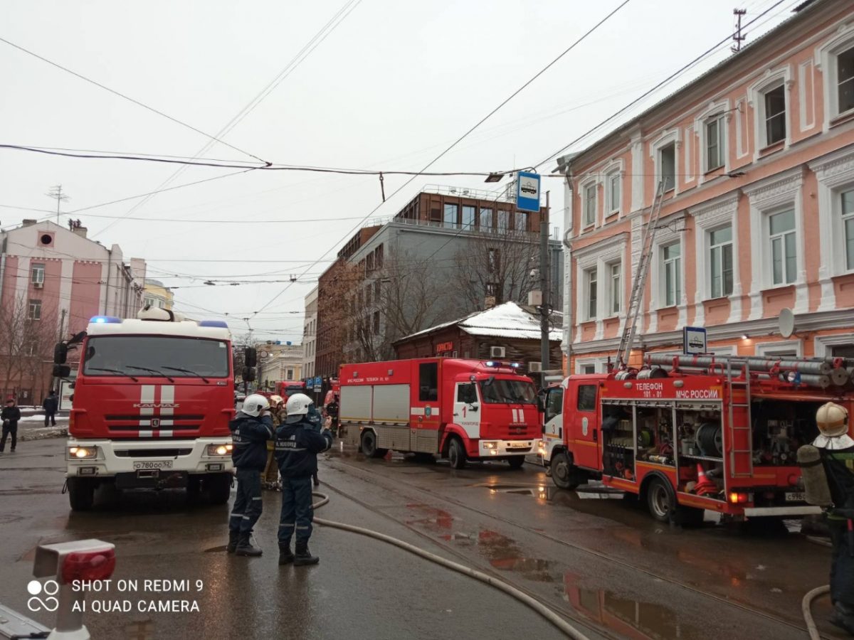 12 человек эвакуировали при пожаре в доме у Черного пруда в Нижнем Новгороде