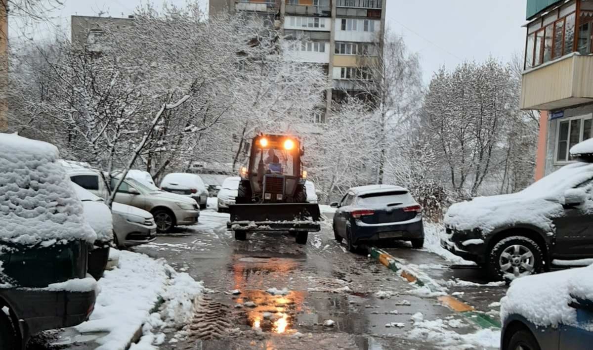 Снег начали вывозить с остановок на проспекте Гагарина