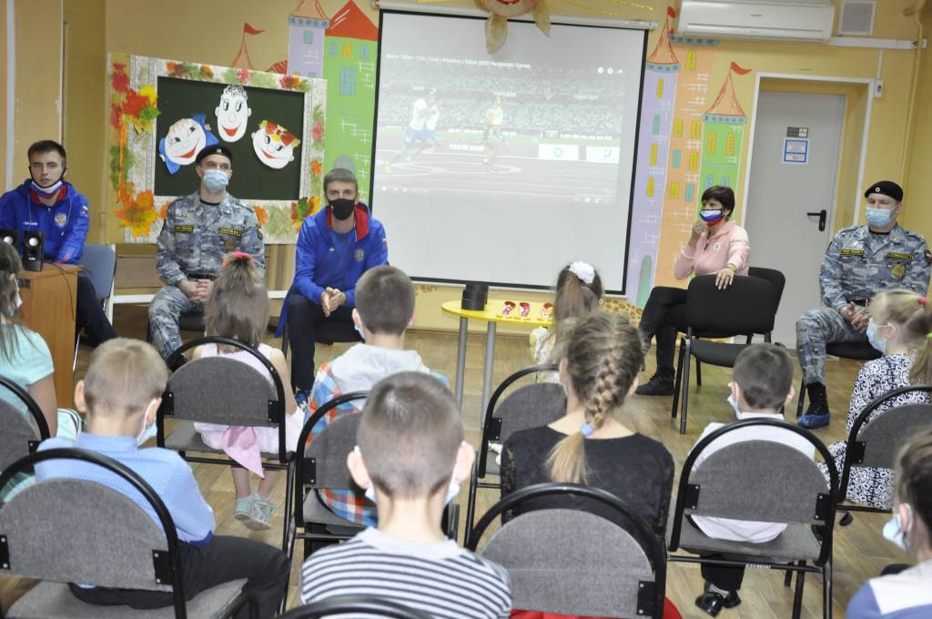 Судебные приставы и чемпионы Паралимпиады посетили детей из социально-реабилитационного центра