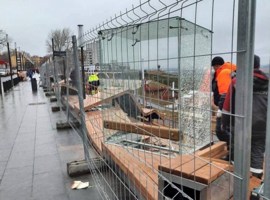 Разбитую стеклянную будку восстановят к открытию набережной Федоровского